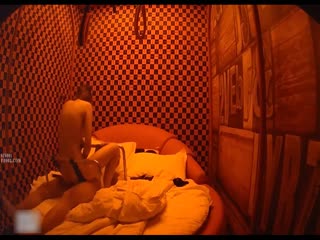 一对小年轻在情趣酒店性爱椅子上起伏吞吐做爱，妹子清秀身材不错白嫩苗条，最后好像发现摄像头刺激啊