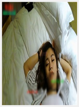 模特玩弄担心被发现又把她衣服穿好