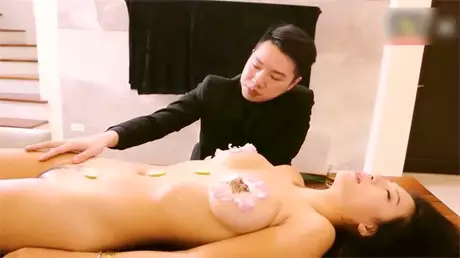 最新蜜桃影像传媒AV剧情-女体盛宴 极品S美女搬上餐桌...