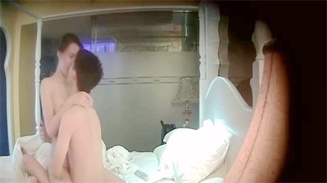 高校旁酒店身材苗条妹子与男友享受肉体快活温情热吻...