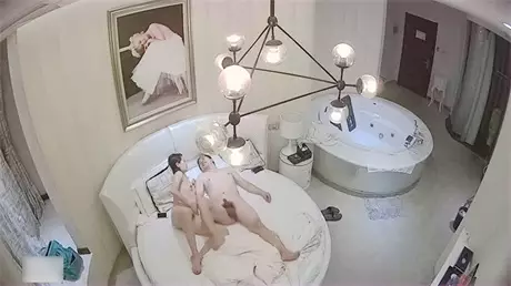 美女小蜜酒店开房,应该是好久没操了,美女澡还没洗就...