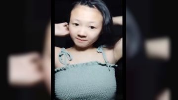 家境贫寒的纯情大奶小村姑在那个看了有点让人心酸的家直播 听说这样能赚钱脱贫