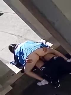 现在的学生都这幺敢玩的吗 白天直接在外面做爱 女学生还观音坐莲的玩