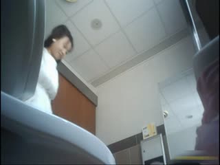 周日公园游玩时偶遇曾经暗恋的漂亮大学女同学吃过饭后酒店开房~正脱她短裤时说：你确定吗？你干嘛喜欢我!