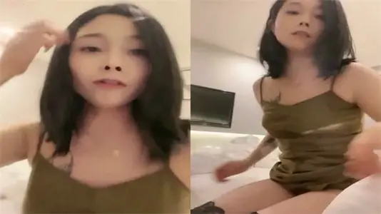 黑丝骚货淫声浪语疯狂挑逗，揉奶吃鸡道具自慰高潮喷水连连