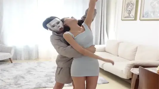 极品骚房东灵灵主动献身，租客房内湿身诱惑啪啪直叫！